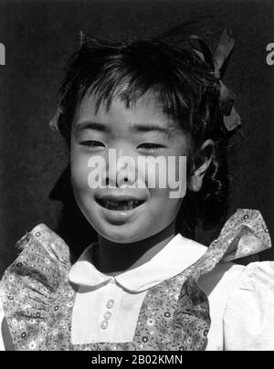 Manzanar ist am häufigsten als Standort eines von zehn Lagern bekannt, in denen während des zweiten Weltkriegs über 110.000 japanische Amerikaner eingekerkert wurden Das Hotel liegt am Fuß der Sierra Nevada im kalifornischen Owens Valley zwischen den Städten Lone Pine im Süden und Independence im Norden und ist etwa 370 km (230 Meilen) im Nordosten von Los Angeles entfernt. Lange bevor die ersten Inhaftierten im März 1942 ankamen, war Manzanar Heimat von amerikanischen Ureinwohnern, die meist in Dörfern in der Nähe mehrerer Bäche in der Gegend lebten. Rancher und Bergleute errichteten die Stadt Manzanar im Jahr 1910 formell, gaben den Schleppzug aber auf Stockfoto