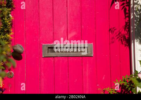 Nahaufnahme eines alten Briefkasten auf einem alten Holz- Stockfoto