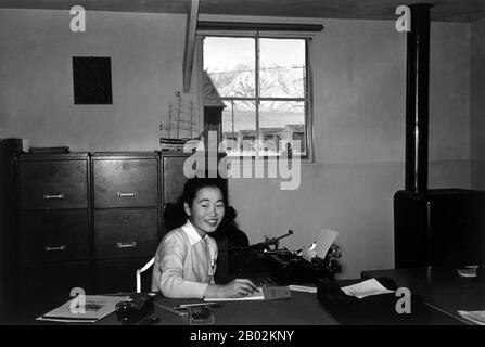 Manzanar ist am häufigsten als Standort eines von zehn Lagern bekannt, in denen während des zweiten Weltkriegs über 110.000 japanische Amerikaner eingekerkert wurden Das Hotel liegt am Fuß der Sierra Nevada im kalifornischen Owens Valley zwischen den Städten Lone Pine im Süden und Independence im Norden und ist etwa 370 km (230 Meilen) im Nordosten von Los Angeles entfernt. Lange bevor die ersten Inhaftierten im März 1942 ankamen, war Manzanar Heimat von amerikanischen Ureinwohnern, die meist in Dörfern in der Nähe mehrerer Bäche in der Gegend lebten. Rancher und Bergleute errichteten die Stadt Manzanar im Jahr 1910 formell, gaben den Schleppzug aber auf Stockfoto