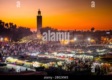 Jama-El-Fna-Marktplatz mit Koutoubia-Moschee, Marrakesch, Marokko, Nordafrika Stockfoto