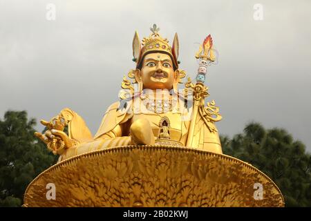 Goldene Statue von Buddha, Swayambhu Nath Tempel, Kathmandu, Nepal Stockfoto