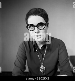 Ann Ladiges, deutsche Fernsehsagerin, Autorin und Drehbuchschreiberin, bei einer Fotosession im Studio Hamburg, Deutschland 1960er Jahre. Die deutsche Fernsehmoderatorin, Autorin und Drehbuchautorin Ann Ladieges bei einem Fotoshooting im TV-Studio in Hamburg, Deutschland der 1960er Jahre. Stockfoto