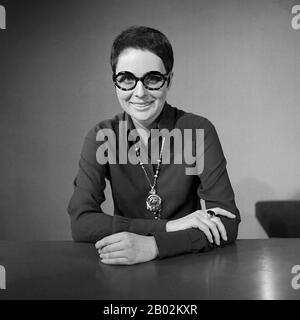 Ann Ladiges, deutsche Fernsehsagerin, Autorin und Drehbuchschreiberin, bei einer Fotosession im Studio Hamburg, Deutschland 1960er Jahre. Die deutsche Fernsehmoderatorin, Autorin und Drehbuchautorin Ann Ladieges bei einem Fotoshooting im TV-Studio in Hamburg, Deutschland der 1960er Jahre. Stockfoto