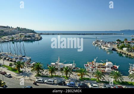 Kavala, Griechenland - 16. September 2015: Fischerboote und Gebäude im Hafen der Stadt in Ostmakedonien Stockfoto