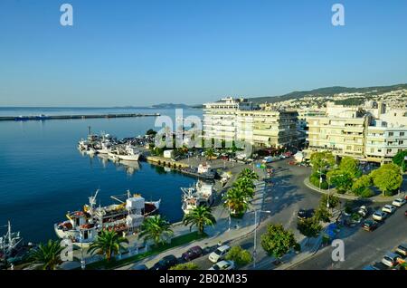 Kavala, Griechenland - 16. September 2015: Fischerboote und Gebäude im Hafen der Stadt in Ostmakedonien Stockfoto