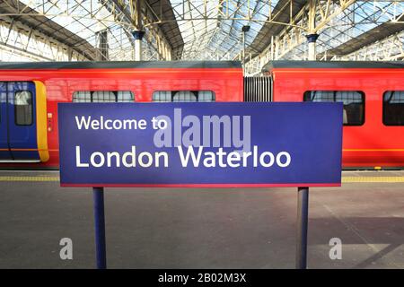 London Waterloo Station mit einigen Zügen im Hintergrund, England. Stockfoto