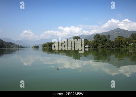 Der Phewa Lake, Phewa Tal oder Fewa Lake ist ein Süßwassersee in Nepal im Süden des Pokhara-Tals. Stockfoto