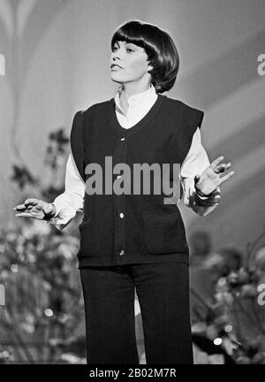 Mireille Mathieu, franzoesische Sängerin, bei einem Auftritt im deutschen Fernsehen, Deutschland um 1981. Die französische Sängerin Mireille Mathieu trat um 1981 im deutschen Fernsehen auf. Stockfoto