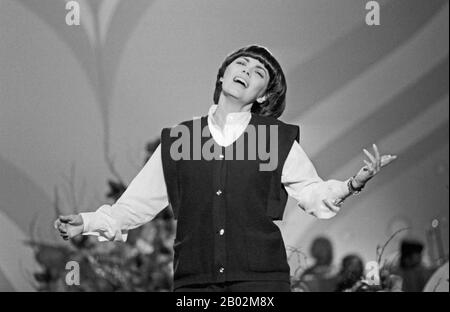 Mireille Mathieu, franzoesische Sängerin, bei einem Auftritt im deutschen Fernsehen, Deutschland um 1981. Die französische Sängerin Mireille Mathieu trat um 1981 im deutschen Fernsehen auf. Stockfoto