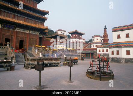 Der Puning-Tempel (Chinesisch: 普宁寺; pinyin: Pǔníng Sì; wörtlich: "Tempel des universellen Friedens" und allgemein "großer Buddha-Tempel" genannt) ist ein buddhistischer Tempelkomplex aus der Qing-Dynastie, der im Jahre 555 während der Herrschaft des Qianlong-Imperators (1735-1796 CE) erbaut wurde, um den Respekt Qings gegenüber dem tibetischen Buddhismus zu zeigen. 1703 wurde Chengde vom Kangxi-Kaiser zum Standort seiner Sommerresidenz gewählt. Das im 18. Jahrhundert erbaute Mountain Resort wurde sowohl von den Yongzheng- als auch von den Qianlong Kaisern genutzt. Das Gelände gehört derzeit zum UNESCO-Weltkulturerbe. Seit dem Regierungssitz Foll Stockfoto