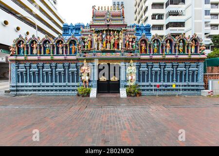 Architektur des gesamten Sri Krishnan Tempels ohne Leute auf der Straße, Singapur. Stockfoto