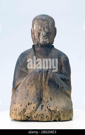 Kaiser Ojin wurde mit vier Jahren zum Kronprinzen. Er wurde im Alter von 70 Jahren (270) gekrönt und regierte 40 Jahre bis zu seinem Tod im Jahr 310. Er lebte angeblich in zwei Palästen, die beide im heutigen Osaka stehen. Ōjin wird traditionell als Vater von Kaiser Nintoku identifiziert, der nach Ōjin Tod beigetreten ist. Ōjin wurde als Hachiman Daimyōjin, der als Wächter der Krieger gilt, vergöttlicht. Der Hata Clan hielt ihn für ihren Vormund Kami. Der eigentliche Ort des Grabs von Ōjin ist nicht bekannt, er wird jedoch traditionell in einem Shinto Gedenkschrein (Misasagi) in Osaka verehrt. Das Kaiserliche Ho Stockfoto