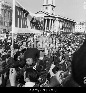 Melina Mercouri, Griechische Schauspielerin (Mitte), spricht bei einer Demonstration für ein Griechenland ohne Militärjunta in London, Großbritannen 1968. Die griechische Schauspielerin Melina Mercouri (Zentrum) spricht im Freien Griechenland vom Militärischen Junta-Protest, Trafalgar Square London, Großbritannien 1968. Stockfoto