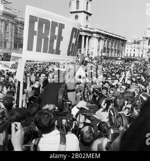 Melina Mercouri, Griechische Schauspielerin (Mitte), spricht bei einer Demonstration für ein Griechenland ohne Militärjunta in London, Großbritannen 1968. Die griechische Schauspielerin Melina Mercouri (Zentrum) spricht im Freien Griechenland vom Militärischen Junta-Protest, Trafalgar Square London, Großbritannien 1968. Stockfoto