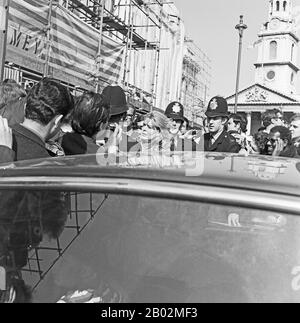 Melina Mercouri, Griechische Schauspielerin (Mitte), bei einer Demonstration für ein Griechenland ohne Militärjunta in London, Großbritannen 1968. Die griechische Schauspielerin Melina Mercouri (Zentrum) spricht im Freien Griechenland vom Militärischen Junta-Protest, Trafalgar Square London, Großbritannien 1968. Stockfoto