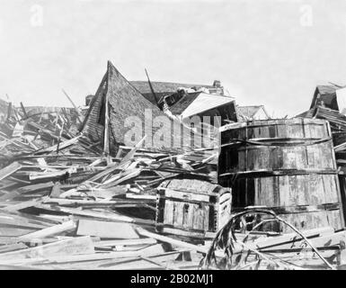 Der Hurrikan von 1900 machte am 8. September 1900 in der Stadt Galveston, Texas, in den Vereinigten Staaten Landfall. Sie hatte bei Landfall Windgeschwindigkeiten von 145 Meilen pro Stunde (233 km/h) geschätzt, was sie zu einem Sturm der Kategorie 4 auf der Saffir-Simpson-Hurrikan-Skala machte. Es war der tödlichste Hurrikan der US-Geschichte. Der Hurrikan verursachte mit der geschätzten Zahl der Todesopfer zwischen 6.000 und 12.000 Personen einen großen Verlust an Leben; die in offiziellen Berichten am meisten zitierte Zahl liegt bei 8.000, was dem Sturm nach dem Großen Hurrikan von 1780-98 Hurrica die dritthöchste Anzahl an Toten oder Verletzungen eines atlantischen Hurrikans bescherte Stockfoto