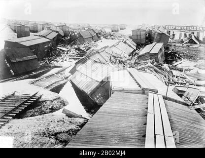 Der Hurrikan von 1900 machte am 8. September 1900 in der Stadt Galveston, Texas, in den Vereinigten Staaten Landfall. Sie hatte bei Landfall Windgeschwindigkeiten von 145 Meilen pro Stunde (233 km/h) geschätzt, was sie zu einem Sturm der Kategorie 4 auf der Saffir-Simpson-Hurrikan-Skala machte. Es war der tödlichste Hurrikan der US-Geschichte. Der Hurrikan verursachte mit der geschätzten Zahl der Todesopfer zwischen 6.000 und 12.000 Personen einen großen Verlust an Leben; die in offiziellen Berichten am meisten zitierte Zahl liegt bei 8.000, was dem Sturm nach dem Großen Hurrikan von 1780-98 Hurrica die dritthöchste Anzahl an Toten oder Verletzungen eines atlantischen Hurrikans bescherte Stockfoto