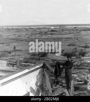 Der Hurrikan von 1900 machte am 8. September 1900 in der Stadt Galveston, Texas, in den Vereinigten Staaten Landfall. Sie hatte bei Landfall Windgeschwindigkeiten von 145 Meilen pro Stunde (233 km/h) geschätzt, was sie zu einem Sturm der Kategorie 4 auf der Saffir-Simpson-Hurrikan-Skala machte. Es war der tödlichste Hurrikan der US-Geschichte. Der Hurrikan verursachte mit der geschätzten Zahl der Todesopfer zwischen 6.000 und 12.000 Personen einen großen Verlust an Leben; die in offiziellen Berichten am meisten zitierte Zahl liegt bei 8.000, was dem Sturm nach dem Großen Hurrikan von 1780-98 Hurrica die dritthöchste Anzahl an Toten oder Verletzungen eines atlantischen Hurrikans bescherte Stockfoto