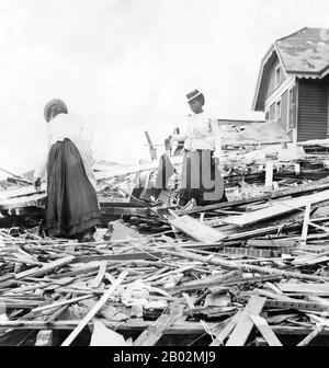 Der Hurrikan von 1900 machte am 8. September 1900 in der Stadt Galveston, Texas, in den Vereinigten Staaten Landfall. Sie hatte bei Landfall Windgeschwindigkeiten von 145 Meilen pro Stunde (233 km/h) geschätzt, was sie zu einem Sturm der Kategorie 4 auf der Saffir-Simpson-Hurrikan-Skala machte. Es war der tödlichste Hurrikan der US-Geschichte. Der Hurrikan verursachte mit der geschätzten Zahl der Todesopfer zwischen 6.000 und 12.000 Personen einen großen Verlust an Leben; die in offiziellen Berichten am meisten zitierte Zahl liegt bei 8.000, was dem Sturm nach dem Großen Hurrikan von 1780-98 Hurrica die dritthöchste Anzahl an Toten oder Verletzungen eines atlantischen Hurrikans bescherte Stockfoto