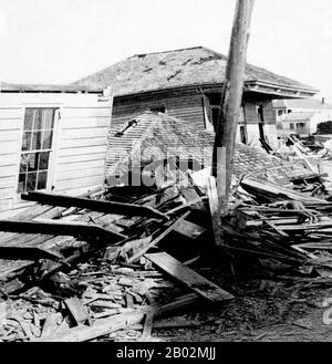 Der Hurrikan von 1900 machte am 8. September 1900 in der Stadt Galveston, Texas, in den Vereinigten Staaten Landfall. Sie hatte bei Landfall Windgeschwindigkeiten von 145 Meilen pro Stunde (233 km/h) geschätzt, was sie zu einem Sturm der Kategorie 4 auf der Saffir-Simpson-Hurrikan-Skala machte. Es war der tödlichste Hurrikan der US-Geschichte. Der Hurrikan verursachte mit der geschätzten Zahl der Todesopfer zwischen 6.000 und 12.000 Personen einen großen Verlust an Leben; die in offiziellen Berichten am meisten zitierte Zahl liegt bei 8.000, was dem Sturm nach dem Großen Hurrikan von 1780-98 Hurrica die dritthöchste Anzahl an Toten oder Verletzungen eines atlantischen Hurrikans bescherte Stockfoto