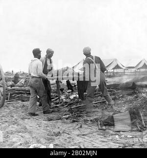 Der Hurrikan von 1900 machte am 8. September 1900 in der Stadt Galveston, Texas, in den Vereinigten Staaten Landfall. Sie hatte bei Landfall Windgeschwindigkeiten von 145 Meilen pro Stunde (233 km/h) geschätzt, was sie zu einem Sturm der Kategorie 4 auf der Saffir-Simpson-Hurrikan-Skala machte. Es war der tödlichste Hurrikan der US-Geschichte. Der Hurrikan verursachte mit der geschätzten Zahl der Todesopfer zwischen 6.000 und 12.000 Personen einen großen Verlust an Leben; die in offiziellen Berichten am meisten zitierte Zahl liegt bei 8.000, was dem Sturm nach dem Großen Hurrikan von 1780-98 Hurrica die dritthöchste Anzahl an Toten oder Verletzungen eines atlantischen Hurrikans bescherte Stockfoto