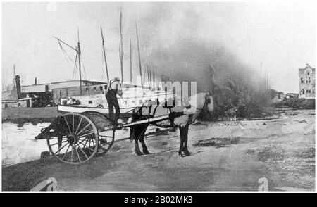 Der Hurrikan von 1900 machte am 8. September 1900 in der Stadt Galveston, Texas, in den Vereinigten Staaten Landfall. Sie hatte bei Landfall Windgeschwindigkeiten von 145 Meilen pro Stunde (233 km/h) geschätzt, was sie zu einem Sturm der Kategorie 4 auf der Saffir-Simpson-Hurrikan-Skala machte. Es war der tödlichste Hurrikan der US-Geschichte. Der Hurrikan verursachte mit der geschätzten Zahl der Todesopfer zwischen 6.000 und 12.000 Personen einen großen Verlust an Leben; die in offiziellen Berichten am meisten zitierte Zahl liegt bei 8.000, was dem Sturm nach dem Großen Hurrikan von 1780-98 Hurrica die dritthöchste Anzahl an Toten oder Verletzungen eines atlantischen Hurrikans bescherte Stockfoto