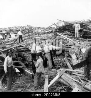 Der Hurrikan von 1900 machte am 8. September 1900 in der Stadt Galveston, Texas, in den Vereinigten Staaten Landfall. Sie hatte bei Landfall Windgeschwindigkeiten von 145 Meilen pro Stunde (233 km/h) geschätzt, was sie zu einem Sturm der Kategorie 4 auf der Saffir-Simpson-Hurrikan-Skala machte. Es war der tödlichste Hurrikan der US-Geschichte. Der Hurrikan verursachte mit der geschätzten Zahl der Todesopfer zwischen 6.000 und 12.000 Personen einen großen Verlust an Leben; die in offiziellen Berichten am meisten zitierte Zahl liegt bei 8.000, was dem Sturm nach dem Großen Hurrikan von 1780-98 Hurrica die dritthöchste Anzahl an Toten oder Verletzungen eines atlantischen Hurrikans bescherte Stockfoto