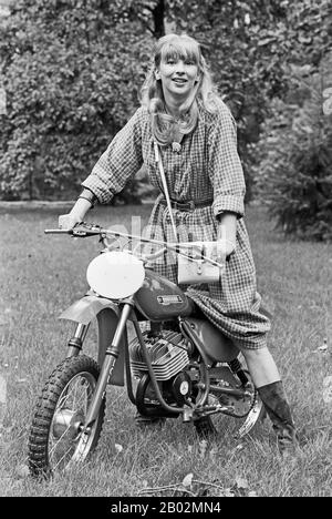 Ursela Monn, Schweizer Schauspielerin und Sängerin, Deutschland um 1977. Schweizer Schauspielerin und Sängerin Ursela Monn, Deutschland um 1977. Stockfoto
