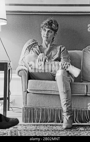 Olivia Newton-John, britisch-australische Sängerin, posiert für ein Foto in ihrem Wohnzimmer, Deutschland 1980. Die britische australische Sängerin Olivia Newton-John wird auf einem Sofa dargestellt, Deutschland 1980. Stockfoto