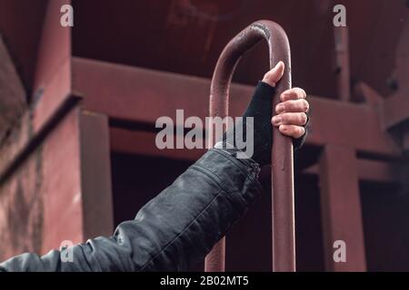 Obdachlose Immigranten klettern auf Güterzug, Nahaufnahme, konzeptionelles Bild mit selektivem Fokus Stockfoto