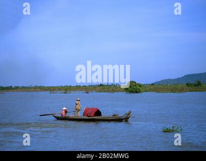 Der Tonlé Sap (Großer Süßwasserfluss oder Großer See) ist ein kombiniertes See- und Flusssystem von großer Bedeutung für Kambodscha. Der Tonlé Sap ist der größte Süßwassersee Südostasiens und ein ökologischer Hotspot, der 1997 zur UNESCO-Biosphäre ernannt wurde. Der Tonlé Sap ist aus zwei Gründen ungewöhnlich: Sein Fluss ändert zweimal im Jahr die Richtung, und der Teil, der den See bildet, dehnt sich aus und schrumpft dramatisch mit den Jahreszeiten. Von November bis Mai, der Trockenzeit Kambodschas, zieht der Tonlé Sap bei Phnom Penh in den Mekong River. Als jedoch im Juni die starken Regenfälle des Jahres beginnen, wird das T Stockfoto