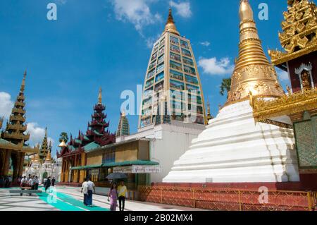 Der Mahabodhi Paya ist im Stil des berühmten Mahabodhi-Tempels in Bodhgaya, Indien, erbaut. Der goldene Stupa der Shwedagon-Pagode erhebt sich fast 100 m über ihre Lage auf dem Singuttara Hill und ist mit 8.688 Fest-Gold-Platten beschichtet. Dieser zentrale Stupa ist von mehr als 100 weiteren Gebäuden umgeben, darunter kleinere Stupas und Pavillons. Die Pagode war bereits gut etabliert, als Bagan Birma im 11. Jahrhundert beherrschte. Königin Shinsawbu, die im 15. Jahrhundert regierte, soll der Pagode ihre heutige Gestalt gegeben haben. Sie baute auch die Terrassen und Wände um den Stupa. Th Stockfoto