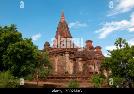 Der Tempel von Gubyaukgyi, in der Nähe des Dorfes Wetkyi, zeigt einen starken indischen Einfluss. Seine Turmspitze ist nicht die übliche Zikada-Form, sondern gerade und verjüngt sich wie die der Maha Bodhi Pagode in Bagan. Der Tempel von Gubyaukgyi wurde 1468 wiederhergestellt. Im Inneren befinden sich die Überreste von Tempera-Wandbildern, darunter ein charmanter Gautama-Buddha während seiner Inkarnation als Einsiedler, der mit seiner Mutter spaziert, sowie ein Fries der 28 Buddhas (24 stammen aus früheren kosmischen Welten, während die letzten vier aus dem gegenwärtigen Weltzyklus stammen. Gautama ist der 28. Buddha). Jeder sitzt unter einem anderen Baum, fo Stockfoto