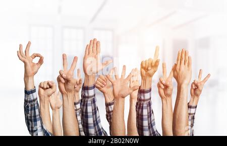 Zeile des Menschen Hände, die verschiedene Gesten Stockfoto