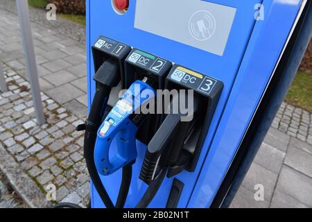 München, Deutschland. Februar 2020. Ladestellen für Elektroautos-e-CAR verschiedene Ladestecker befinden sich in einer Ladepost, Ladekabel, Ladepost, Ladebuchse, E-Mobility, Elektrifizierung. Elektrisches Fahrzeugnetz. Auto, Automobile, Verbrauch weltweit Credit: Dpa/Alamy Live News Stockfoto