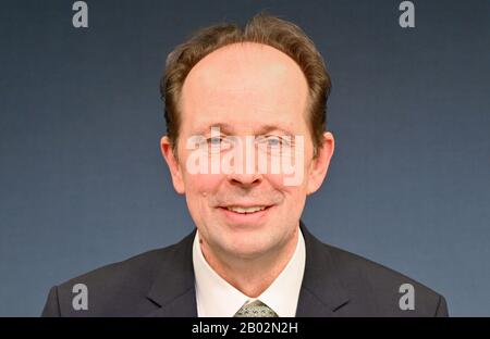 Kiel, Deutschland. Februar 2020. Michael Thomas fröhlich, UV-Nord-Geschäftsführer, steht auf der nationalen Pressekonferenz auf dem Podium. Credit: Carsten Rehder / dpa / Alamy Live News Stockfoto