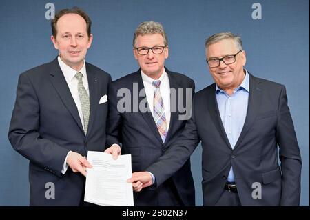 Kiel, Deutschland. Februar 2020. Michael Thomas fröhlich (l-r), Hauptgeschäftsführer UV Nord, Bernd Buchholz (FDP), Wirtschaftsminister Schleswig-Holsteins, und Uwe Polkaehn, Vorsitzender des DGB Nord, stehen vor der Landespressekonferenz zusammen. Hier präsentierten sie eine Vereinbarung zwischen Landesregierung, Wirtschaftsverbänden, Gewerkschaften und Handelskammern über einen gemeinsamen Kurs zur Weiterentwicklung und neuen Schwerpunkten der Industriepolitik. Credit: Carsten Rehder / dpa / Alamy Live News Stockfoto