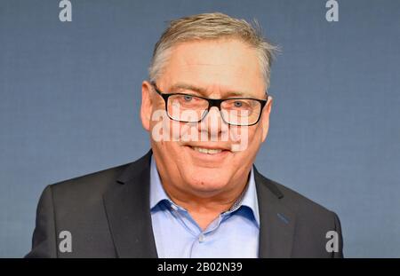 Kiel, Deutschland. Februar 2020. Uwe Polkaehn, Vorsitzender des DGB Nord, steht auf der nationalen Pressekonferenz auf dem Podium. Credit: Carsten Rehder / dpa / Alamy Live News Stockfoto