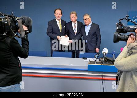 Kiel, Deutschland. Februar 2020. Michael Thomas fröhlich (l-r), Hauptgeschäftsführer UV Nord, Bernd Buchholz (FDP), Wirtschaftsminister Schleswig-Holsteins, und Uwe Polkaehn, Vorsitzender des DGB Nord, stehen vor der Landespressekonferenz zusammen. Hier präsentierten sie eine Vereinbarung zwischen Landesregierung, Wirtschaftsverbänden, Gewerkschaften und Handelskammern über einen gemeinsamen Kurs zur Weiterentwicklung und neuen Schwerpunkten der Industriepolitik. Credit: Carsten Rehder / dpa / Alamy Live News Stockfoto