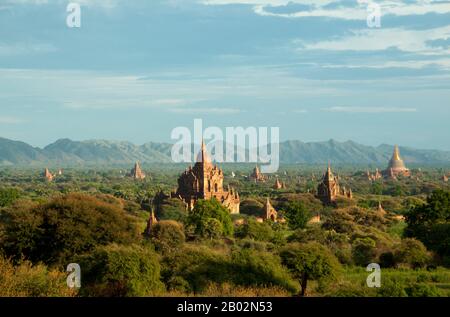 Der Sulamani-Tempel wurde 1183 von König Narapatisithu (r. 1174 - 1211). Bagan, früher Pagan, wurde hauptsächlich zwischen dem 11. Und 13. Jahrhundert erbaut. Formal mit Arimaddanapura oder Arimaddana (die Stadt des Feindlichen Kreuzers) betitelt und auch Tambadipa (das Land der Kupfer) oder Tassadessa (das Geparchte Land) genannt, war es die Hauptstadt mehrerer uralter Königreiche in Birma. Stockfoto