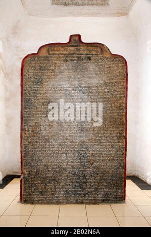 Der gesamte Tipitaka-Pali-Kanon des Theravada-Buddhismus ist auf 729 Marmorplatten mit jeweils 80 bis 100 Textzeilen, die ursprünglich in Goldfarbe waren, sowohl auf der obversen als auch auf der Rückseite angebracht. Jeder Stein ist dreieinhalb Meter breit, fünf Meter groß und fünf Zentimeter dick und in einem Kyauksa gu oder einem kleinen höhlenartigen Stupa untergebracht. Kuthodaw Pagode, wörtlich übersetzt Königliche Verdienstpagode, und formal Mahalawka Marazein genannt, ist ein buddhistischer Tempel und Stupa in Mandalay, Zentral-Birma. Es liegt am Fuße des Mandalay Hill und wurde während der Herrschaft von König Mindon (15-78) erbaut. Die Stupa selbst, das ist Stockfoto