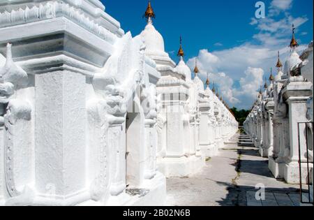 Der gesamte Tipitaka-Pali-Kanon des Theravada-Buddhismus ist auf 729 Marmorplatten mit jeweils 80 bis 100 Textzeilen, die ursprünglich in Goldfarbe waren, sowohl auf der obversen als auch auf der Rückseite angebracht. Jeder Stein ist dreieinhalb Meter breit, fünf Meter groß und fünf Zentimeter dick und in einem Kyauksa gu oder einem kleinen höhlenartigen Stupa untergebracht. Kuthodaw Pagode, wörtlich übersetzt Königliche Verdienstpagode, und formal Mahalawka Marazein genannt, ist ein buddhistischer Tempel und Stupa in Mandalay, Zentral-Birma. Es liegt am Fuße des Mandalay Hill und wurde während der Herrschaft von König Mindon (15-78) erbaut. Die Stupa selbst, das ist Stockfoto