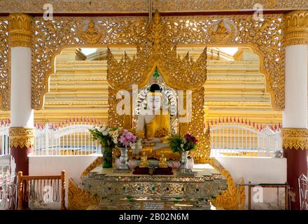 Kuthodaw Pagode, wörtlich übersetzt Königliche Verdienstpagode, und formal Mahalawka Marazein genannt, ist ein buddhistischer Tempel und Stupa in Mandalay, Zentral-Birma. Es liegt am Fuße des Mandalay Hill und wurde während der Herrschaft von König Mindon (15-78) erbaut. Der über seinen Terrassen vergoldete Stupa selbst ist 57 m hoch und ist der Shwezigon-Pagode in Nyaung-U bei Bagan nachempfunden. Auf dem Gelände der Pagode befinden sich 729 "kyauksa gu"- oder Steininschrifthöhlen, die jeweils eine beidseitig beschriftete Marmorplatte mit einer Textseite aus dem Tipitaka, dem gesamten Pali-Canon Des Ther, enthalten Stockfoto