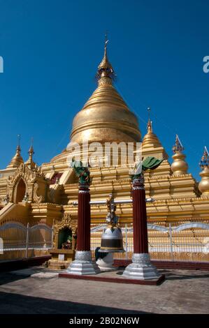 Kuthodaw Pagode, wörtlich übersetzt Königliche Verdienstpagode, und formal Mahalawka Marazein genannt, ist ein buddhistischer Tempel und Stupa in Mandalay, Zentral-Birma. Es liegt am Fuße des Mandalay Hill und wurde während der Herrschaft von König Mindon (15-78) erbaut. Der über seinen Terrassen vergoldete Stupa selbst ist 57 m hoch und ist der Shwezigon-Pagode in Nyaung-U bei Bagan nachempfunden. Auf dem Gelände der Pagode befinden sich 729 "kyauksa gu"- oder Steininschrifthöhlen, die jeweils eine beidseitig beschriftete Marmorplatte mit einer Textseite aus dem Tipitaka, dem gesamten Pali-Canon Des Ther, enthalten Stockfoto