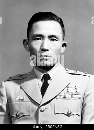 Park Chung-hee (14. November 1917 - 26. Oktober 1979) war ein südkoreanischer präsident und Militärgeneral, der Südkorea von 1961 bis zu seiner Ermordung 1979 führte. Park ergriff die Macht durch einen Militärputsch, der 1961 die zweite Republik Koreas überwarf und als Militär-Strongman an der Spitze des Obersten Rates für den nationalen Wiederaufbau bis zu seiner Wahl und Amtseinführung als Präsident der Dritten Republik Koreas 1963 regierte. 1972 erklärte Park das Kriegsrecht und nahm die Verfassung in ein hochautoritäres Dokument auf, das die Koreanische Vierte Republik einleitete. Nachher Stockfoto