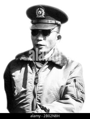 Park Chung-hee (14. November 1917 - 26. Oktober 1979) war ein südkoreanischer präsident und Militärgeneral, der Südkorea von 1961 bis zu seiner Ermordung 1979 führte. Park ergriff die Macht durch einen Militärputsch, der 1961 die zweite Republik Koreas überwarf und als Militär-Strongman an der Spitze des Obersten Rates für den nationalen Wiederaufbau bis zu seiner Wahl und Amtseinführung als Präsident der Dritten Republik Koreas 1963 regierte. 1972 erklärte Park das Kriegsrecht und nahm die Verfassung in ein hochautoritäres Dokument auf, das die Koreanische Vierte Republik einleitete. Nachher Stockfoto