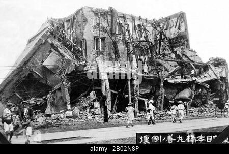 Das Kantō-Erdbeben (関東大震災 Kantō daishinsai) ereignete sich am Samstag, 1. September 1923, um 11:58 Uhr morgens in der Kantō-Ebene auf der japanischen Hauptinsel Honshū. Die verschiedenen Berichte geben an, dass die Dauer des Erdbebens zwischen vier und zehn Minuten betrug. Das Tōhoku-Erdbeben 2011 übertraf diesen Rekord später mit der Stärke 9,0. Das Erdbeben hatte eine Stärke von 7,9 auf der Momenten-Magnituden-Skala (Mw), mit seinem Schwerpunkt tief unter der Insel Izu Ōshima in der Sagami-Bucht. Ursache war ein Bruch eines Teils der konvergenten Grenze, an der sich die philippinische Seenplatte unter dem Okhotsker Plat verformt Stockfoto