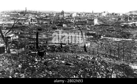 Das Kantō-Erdbeben (関東大震災 Kantō daishinsai) ereignete sich am Samstag, 1. September 1923, um 11:58 Uhr morgens in der Kantō-Ebene auf der japanischen Hauptinsel Honshū. Die verschiedenen Berichte geben an, dass die Dauer des Erdbebens zwischen vier und zehn Minuten betrug. Das Tōhoku-Erdbeben 2011 übertraf diesen Rekord später mit der Stärke 9,0. Das Erdbeben hatte eine Stärke von 7,9 auf der Momenten-Magnituden-Skala (Mw), mit seinem Schwerpunkt tief unter der Insel Izu Ōshima in der Sagami-Bucht. Ursache war ein Bruch eines Teils der konvergenten Grenze, an der sich die philippinische Seenplatte unter dem Okhotsker Plat verformt Stockfoto