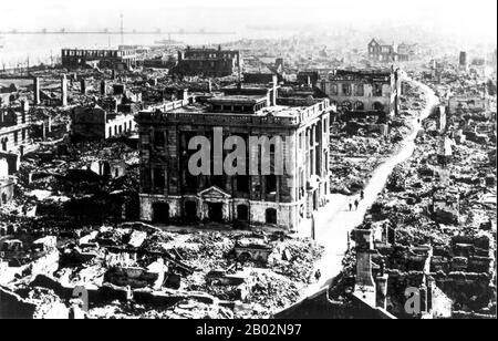 Das Kantō-Erdbeben (関東大震災 Kantō daishinsai) ereignete sich am Samstag, 1. September 1923, um 11:58 Uhr morgens in der Kantō-Ebene auf der japanischen Hauptinsel Honshū. Die verschiedenen Berichte geben an, dass die Dauer des Erdbebens zwischen vier und zehn Minuten betrug. Das Tōhoku-Erdbeben 2011 übertraf diesen Rekord später mit der Stärke 9,0. Das Erdbeben hatte eine Stärke von 7,9 auf der Momenten-Magnituden-Skala (Mw), mit seinem Schwerpunkt tief unter der Insel Izu Ōshima in der Sagami-Bucht. Ursache war ein Bruch eines Teils der konvergenten Grenze, an der sich die philippinische Seenplatte unter dem Okhotsker Plat verformt Stockfoto