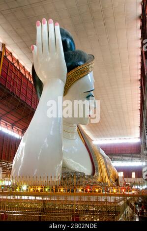 In einem Pavillon untergebracht wurde 1966 der 70 m lange Chauk Htat Gyi Reklaining Buddha errichtet. Es ersetzte ein kleineres Bild, das 1907 gebaut wurde. Stockfoto